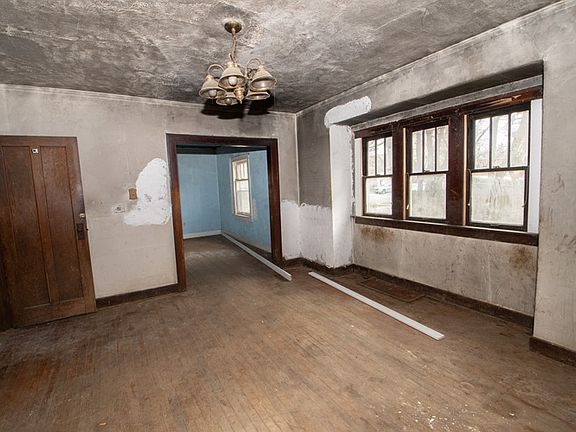 4th image of 919 N Brookfield St