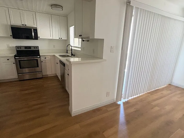 1518 E 3rd St — Photo 15