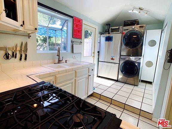 2nd image of 3601 Honolulu Ave