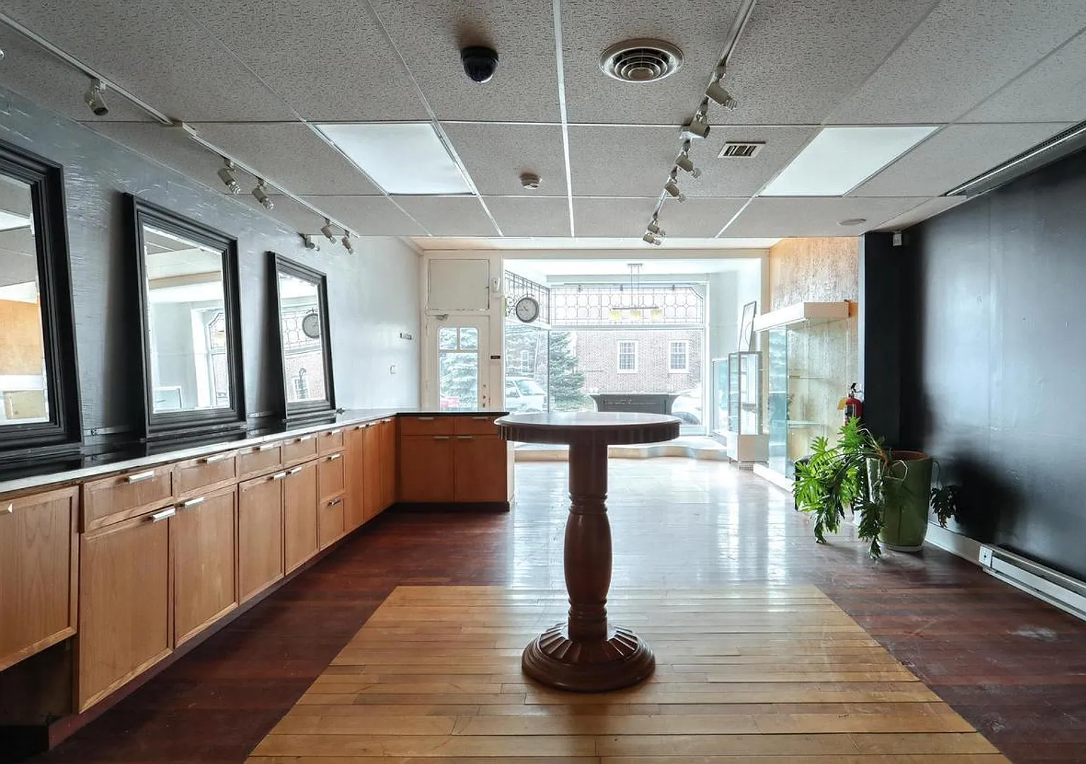 23-25 E King St — Photo 4