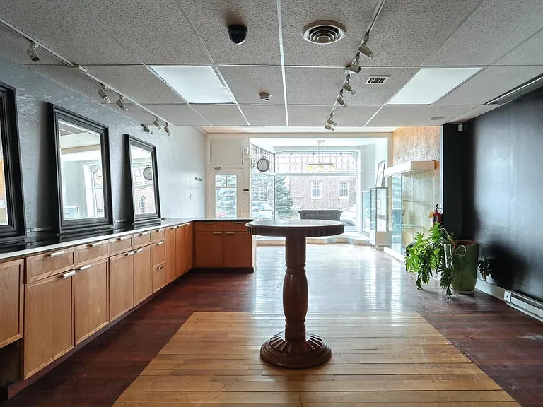 23-25 E King St — Photo 2