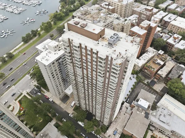 525 W Hawthorne Pl APT 1002, Chicago, IL 60657