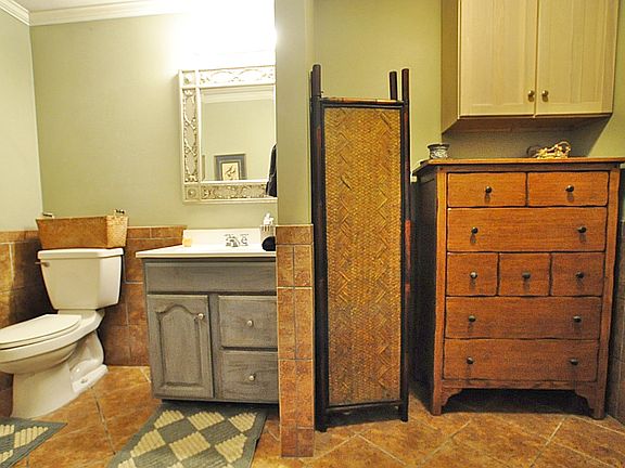 Suite Bath/Laundry