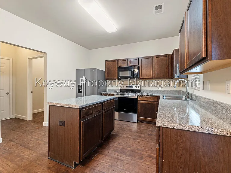 910 Clover Ct — Photo 9