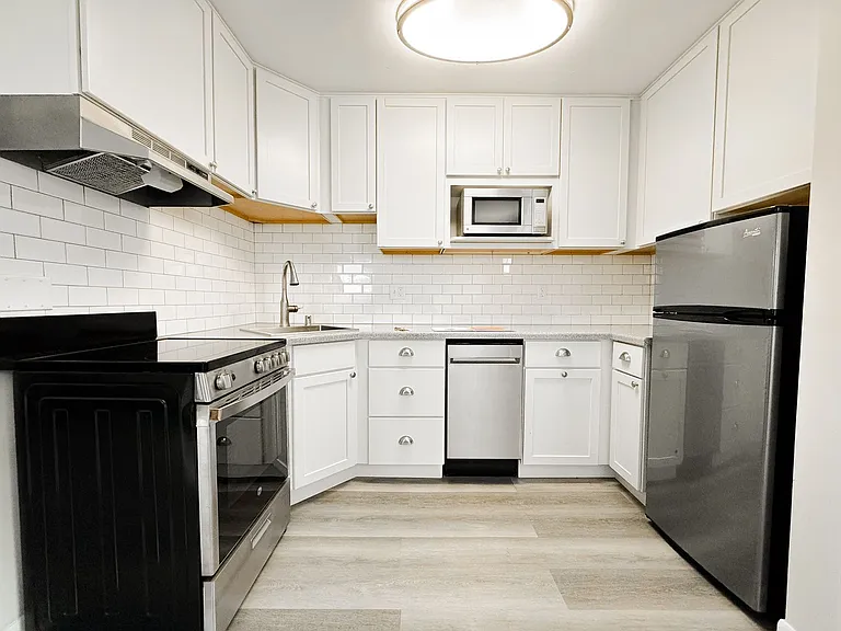 152 E Johnson St — Photo 3