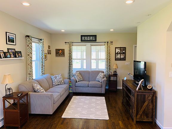 living room w/hrdwood flrs