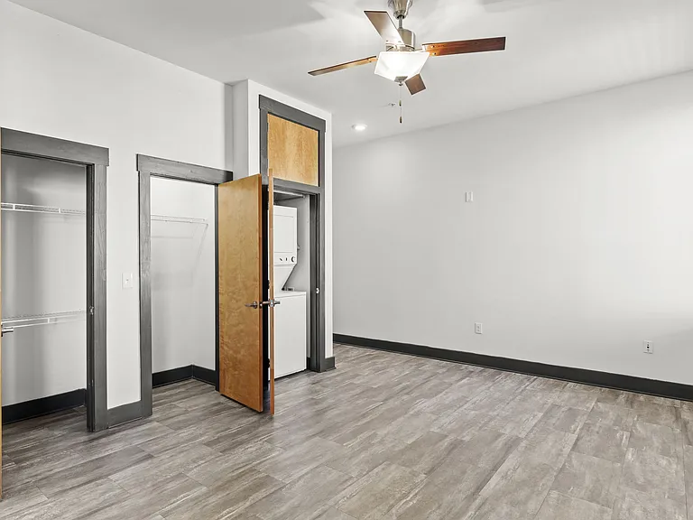 8th and Main - All Utilities Included — Photo 9