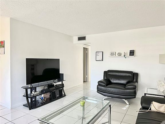 2nd image of 294 Oakridge Q #294