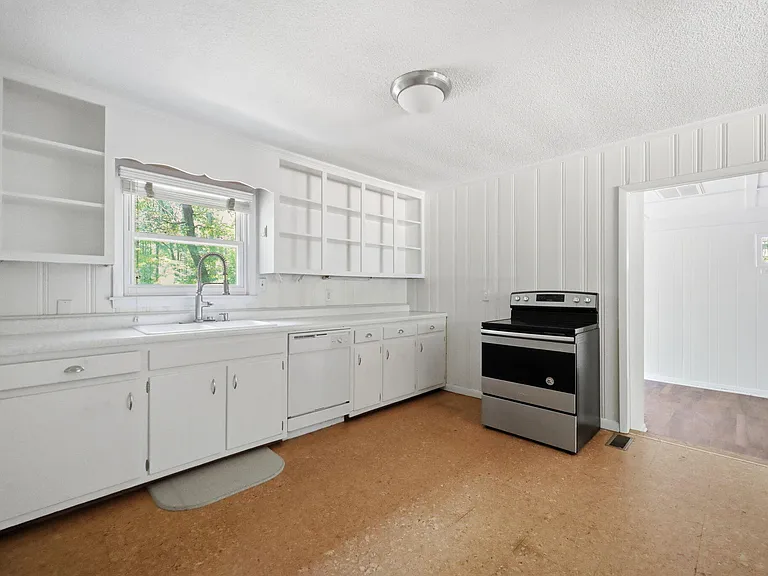 139 Windsor Cir — Photo 7