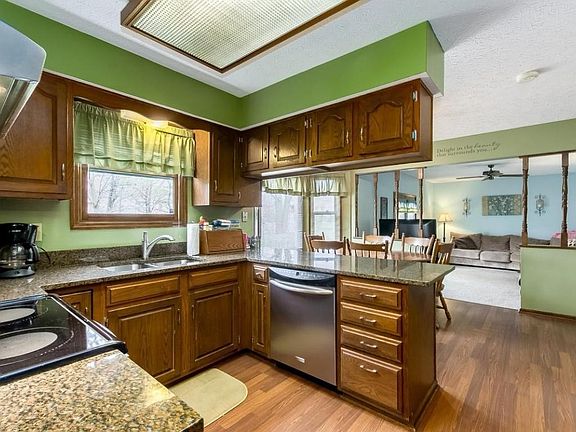 4th image of 2416 Parkview Dr