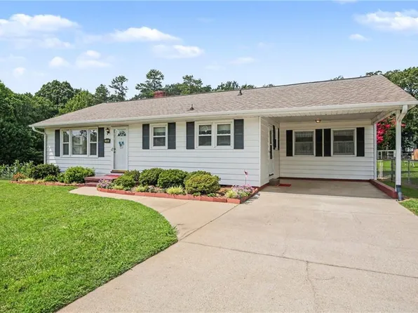 724 Lake Dr, Kernersville, NC 27284