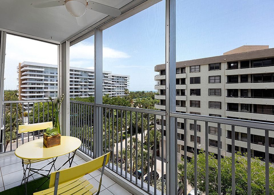 Balcony w/view to ocean.