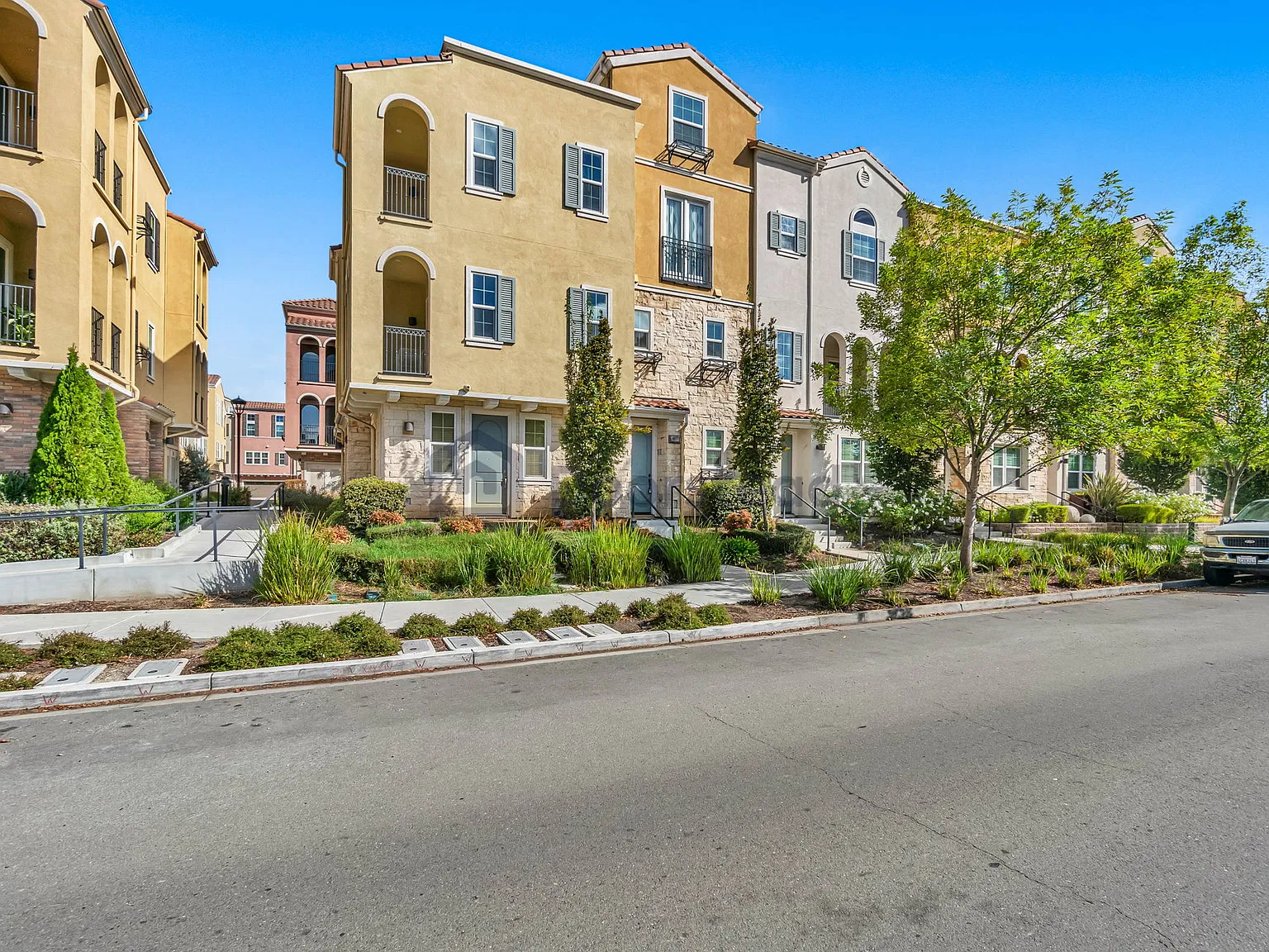 2 bed, 2.5 bath, 1486 sqft, $3,540 — Photo 4
