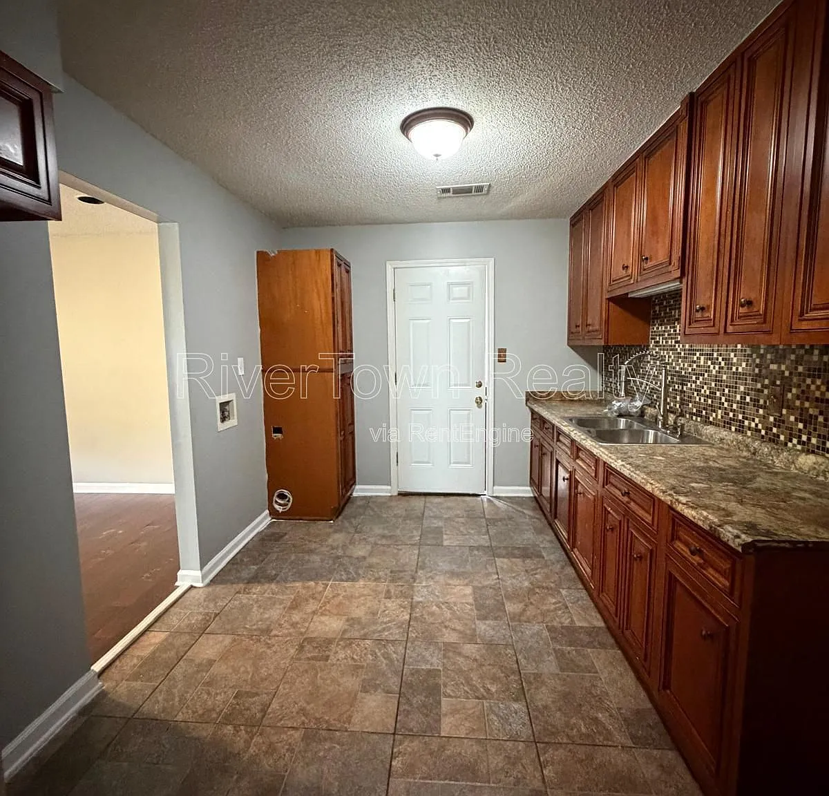 4 bed, 2.0 bath, 1254 sqft, $1,095 — Photo 3