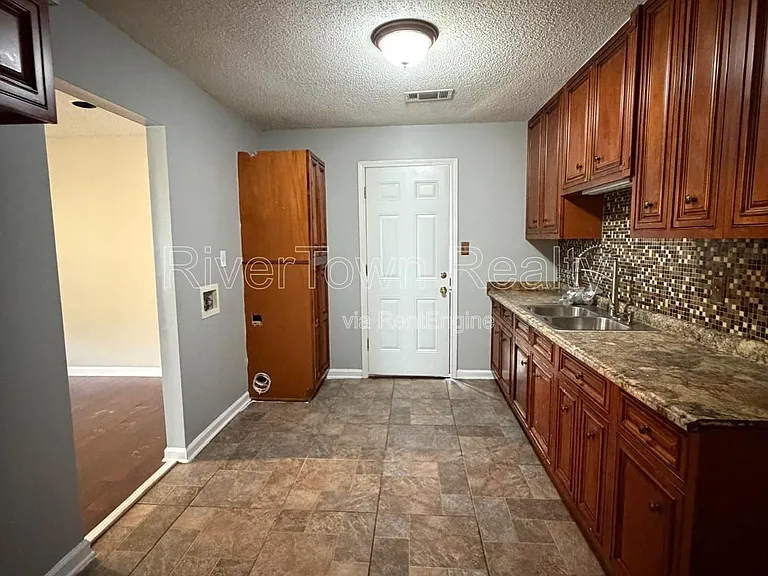 1375 Adelaide St — Photo 3