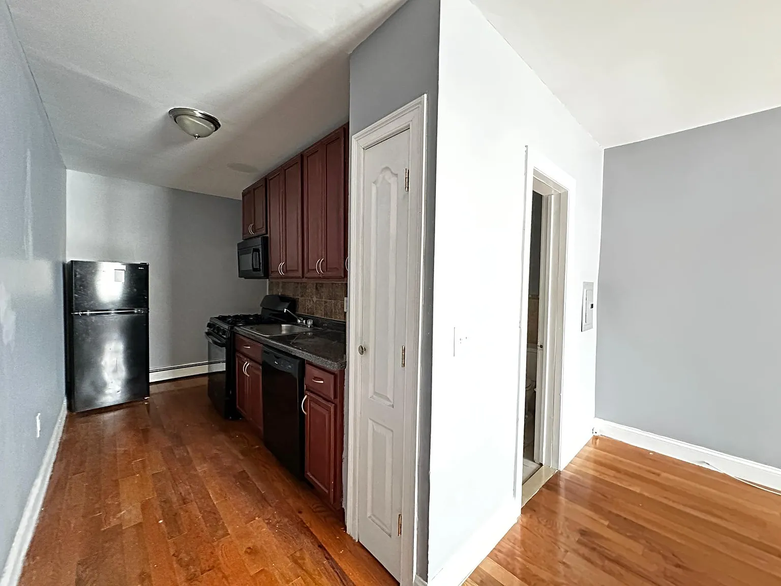 415 37th St — Photo 2