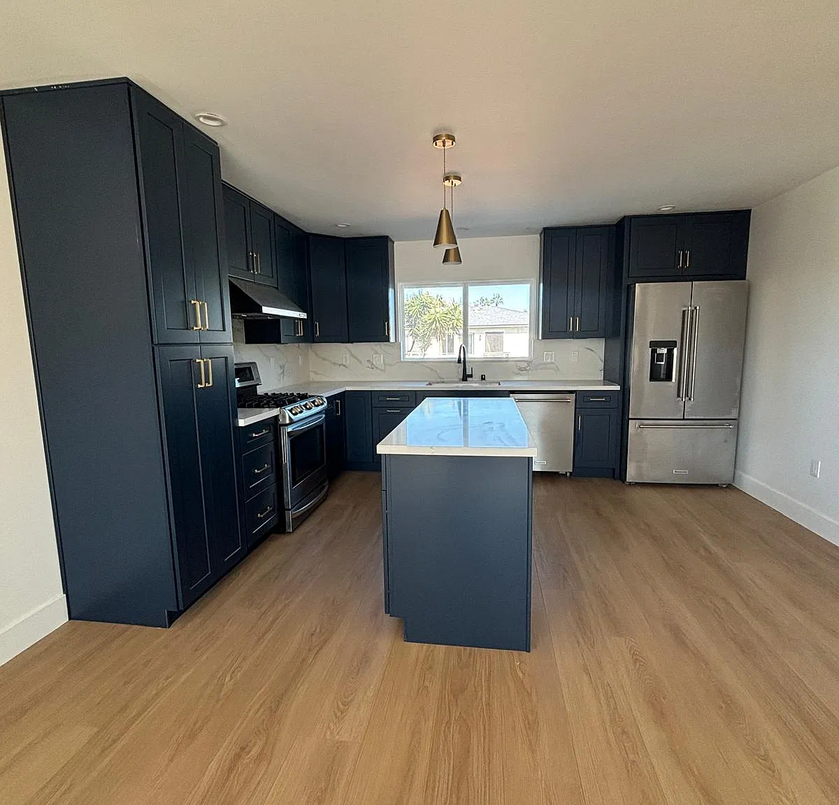 2079 Cable St — Photo 3