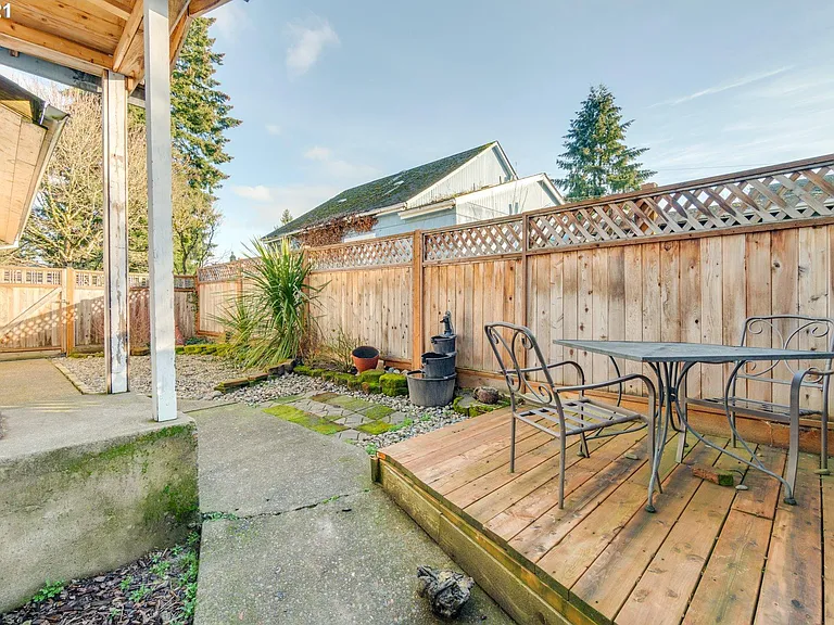 167 NW Ebberts Ave #A — Photo 2