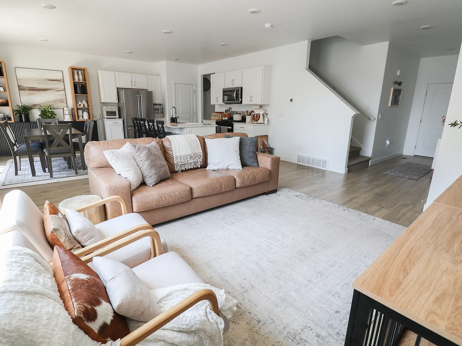 3 bed, 2.5 bath, 2400 sqft, $2,700 — Photo 4
