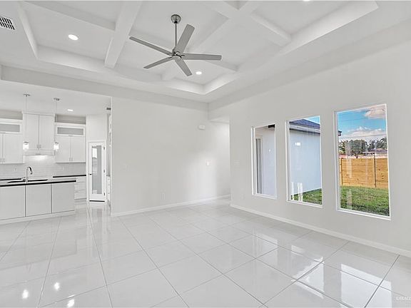 4th image of 1821 E Pinnacle Dr