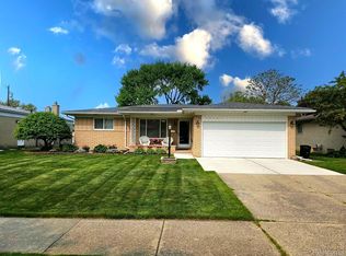 35741 Woodvilla Dr, Sterling Heights, MI 48312