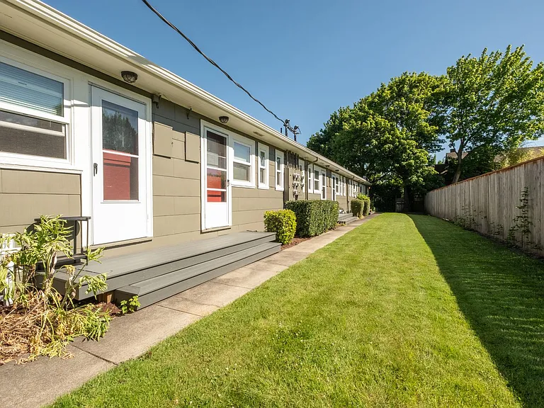 2310 NE Weidler St — Photo 16