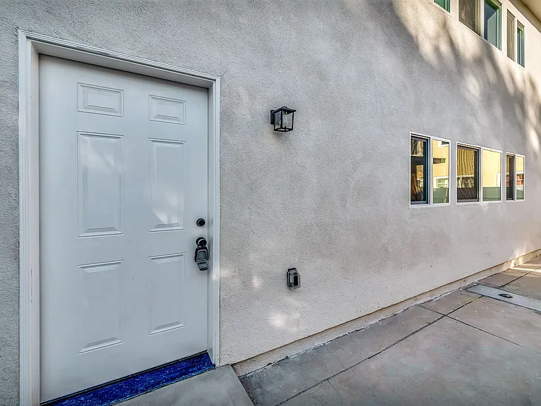 11845 Hamlin St — Photo 22