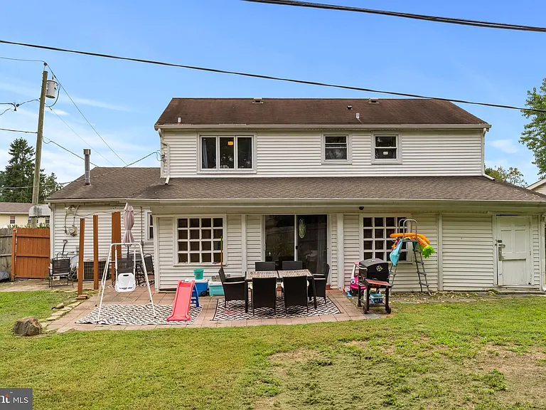 103 Holbrook Ln — Photo 32