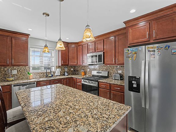 4th image of 102 S Adeline Ave