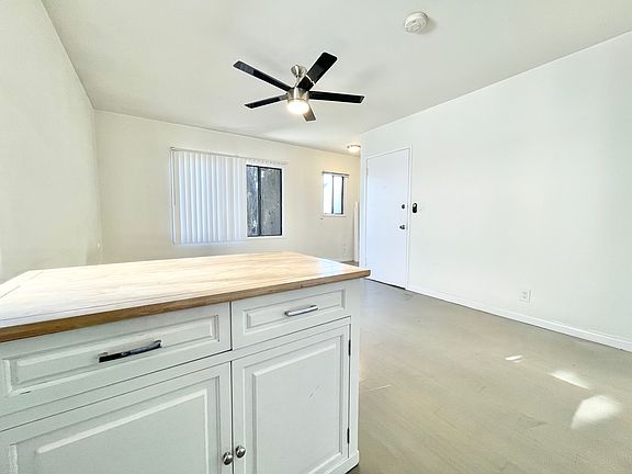 3rd image of 2613 S Sepulveda Blvd APT 3