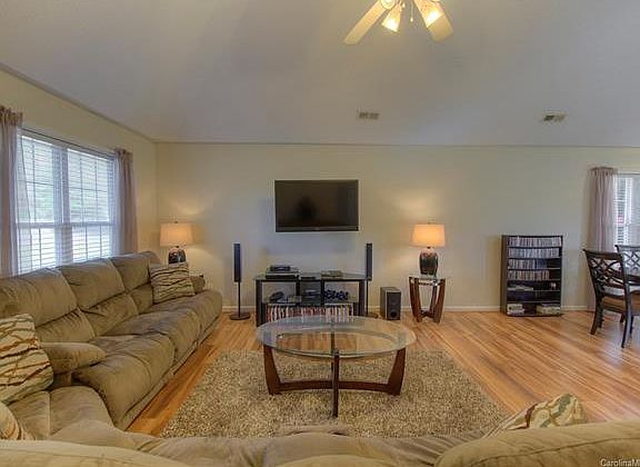 3rd image of 2054 Bristol Pkwy #27