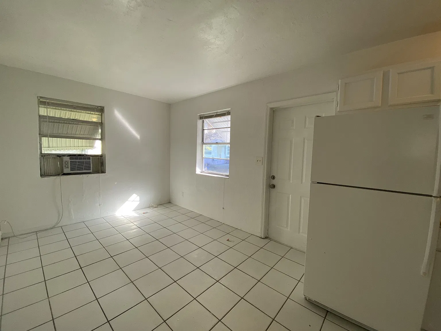 2228 Grant St — Photo 3