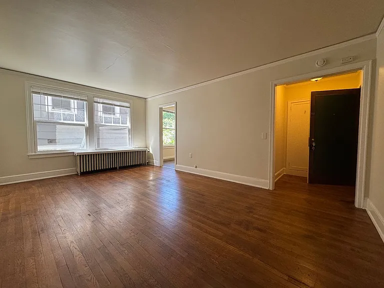 531 Malden Ave E — Photo 2
