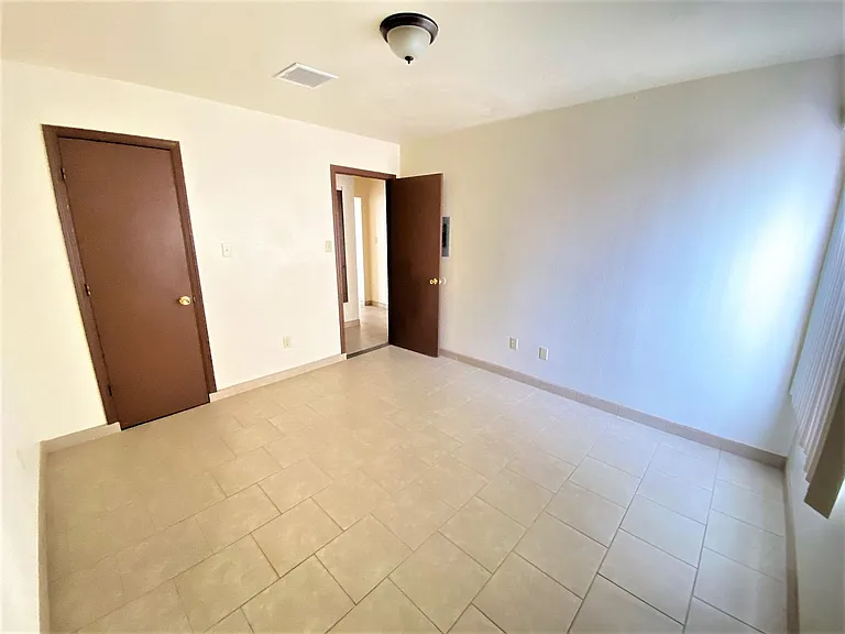 1010 Elm St — Photo 8