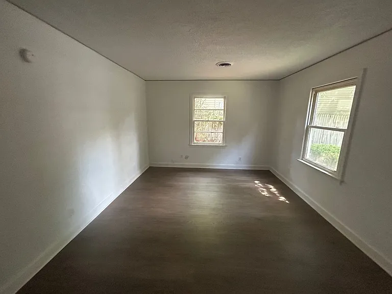 823 S Kilbourne Rd — Photo 16