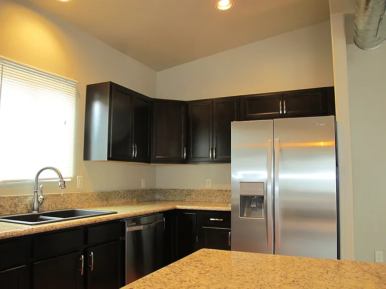2524 E Lind Rd — Photo 52