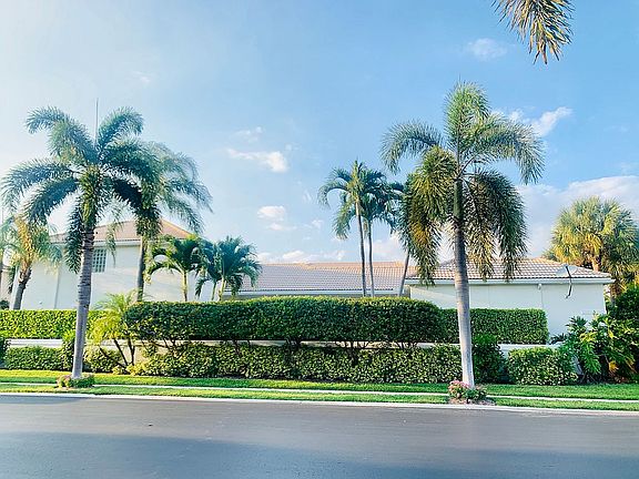 SIDE VIEW OF HOME,CORNER LOT