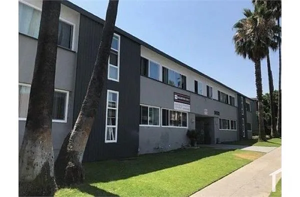 Building Photo - 3932 Stevely Ave #3