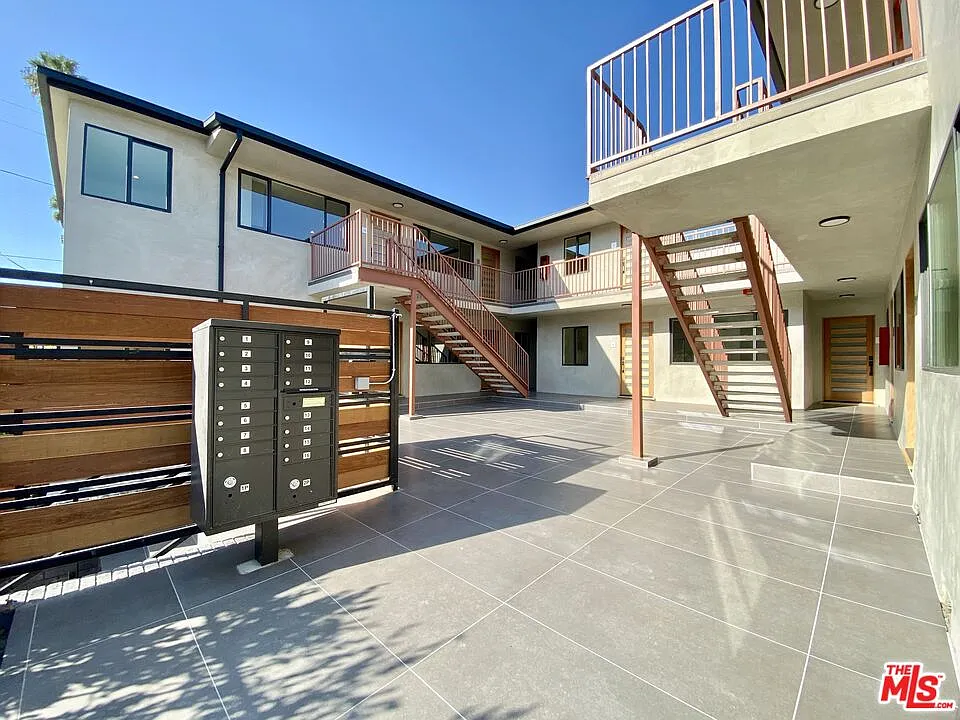 3207 W 3rd St — Photo 2