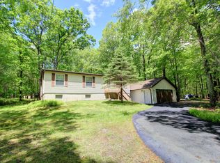 303 Oak Hill Rd, Hawley, PA 18428