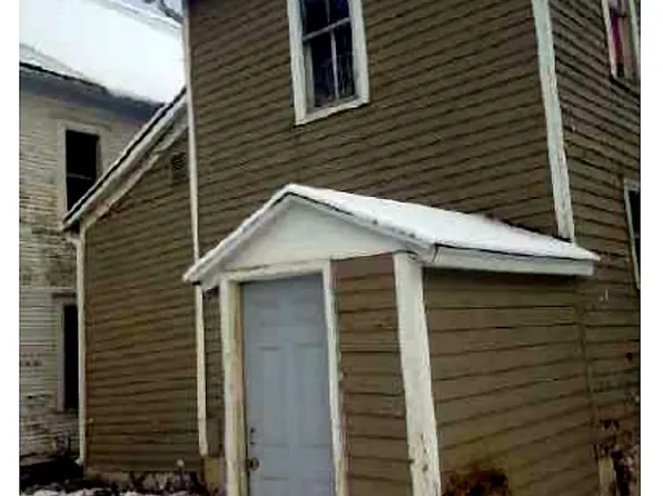 215 1/2 W Homer St, Freeport, IL 61032
