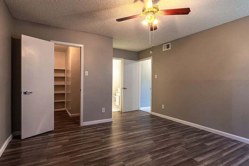 2 bed, 870 sqft, $1,075 — Photo 2