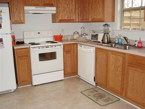 Kitchen w/Stove, Refrigerator, Dishwasher