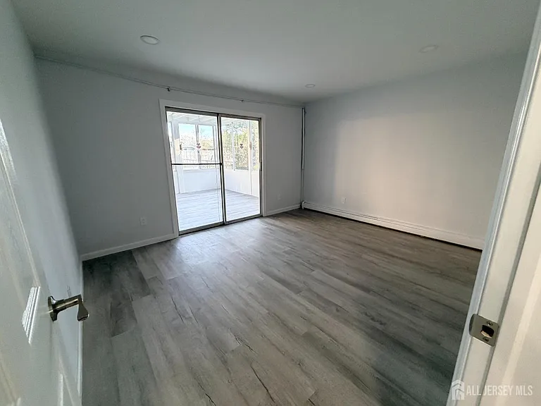 2460 Woodbridge Ave — Photo 14