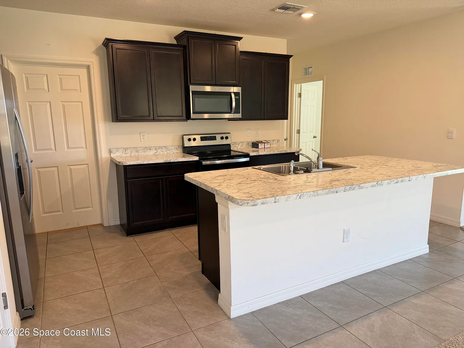 5 bed, 3.0 bath, 2466 sqft, $3,150 — Photo 3