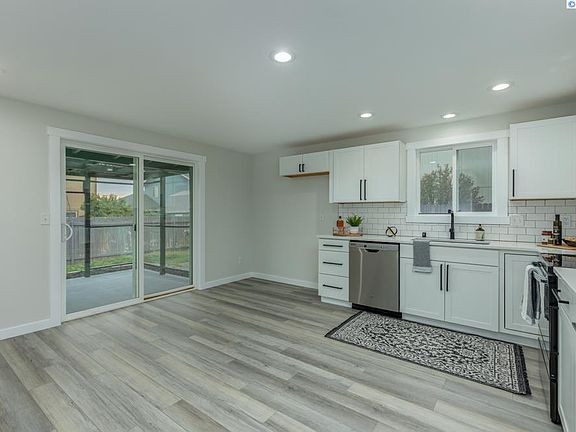 3rd image of 5420 Montague Ln