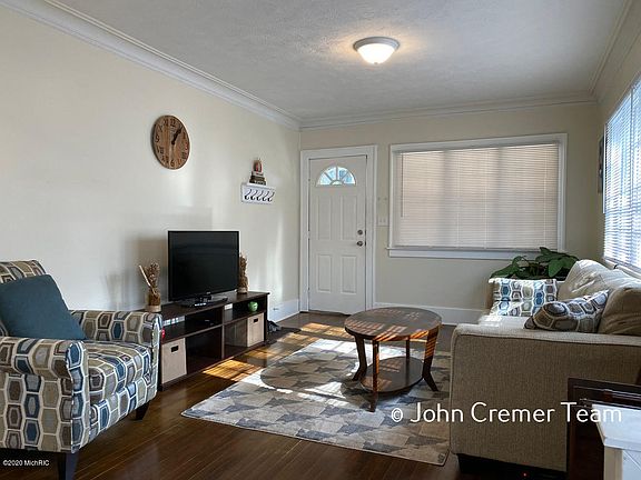 3rd image of 1939 Lafayette Ave NE
