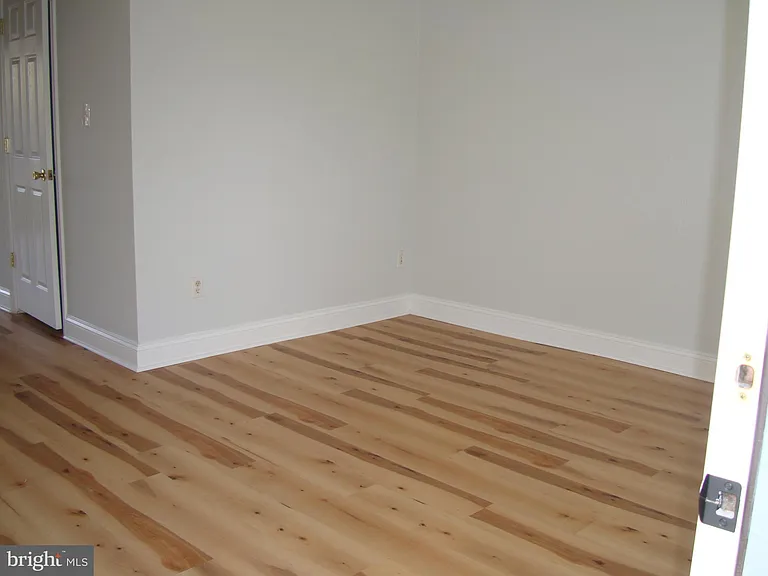 208 Moore Dr — Photo 3