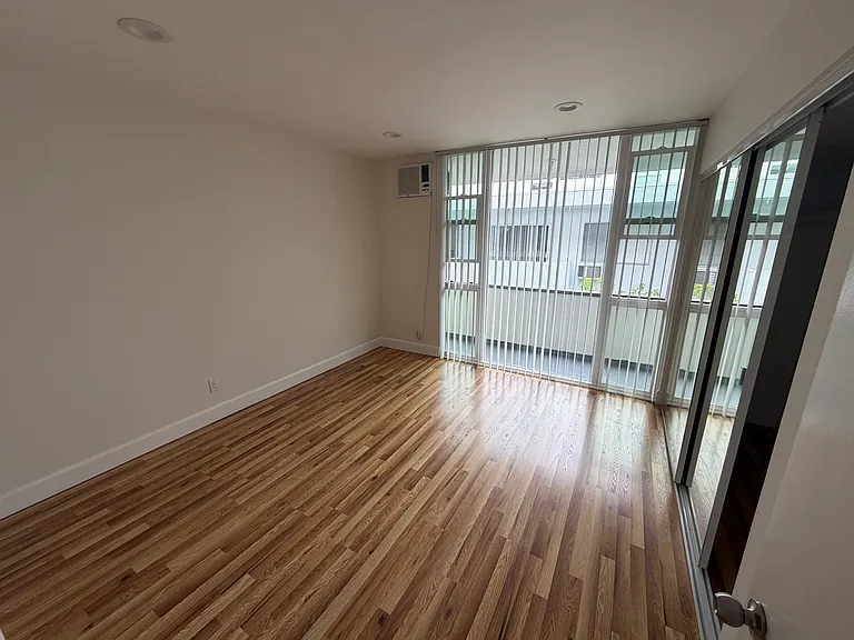 1277 Barry Ave #5 — Photo 11