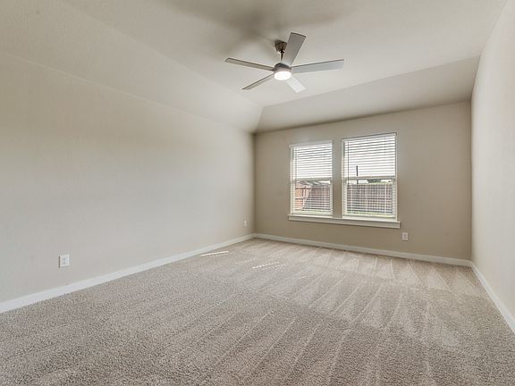 3rd image of 820 Lakeview Dr